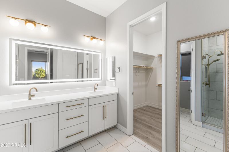 29-11086 W Hadley St