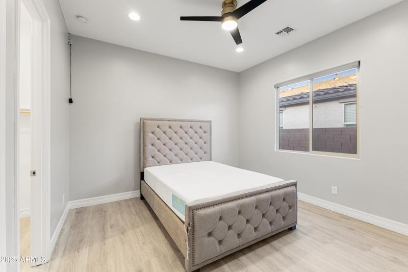 33-11086 W Hadley St