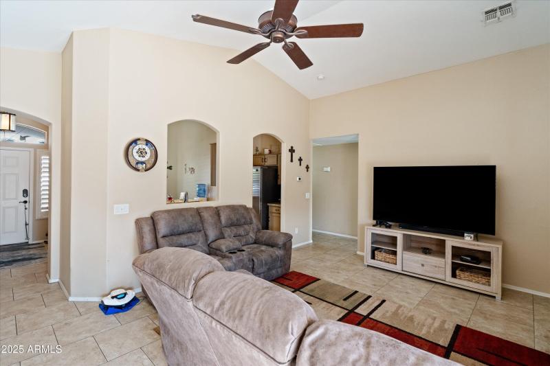 06-Family Room to Entry