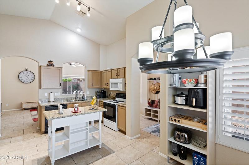 11-Dining to Kitchen