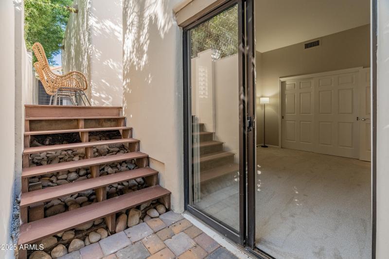 Side patiko to backyard