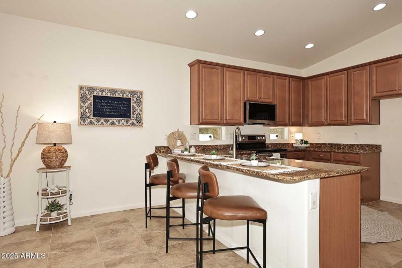 Kitchen-Breakfast Bar