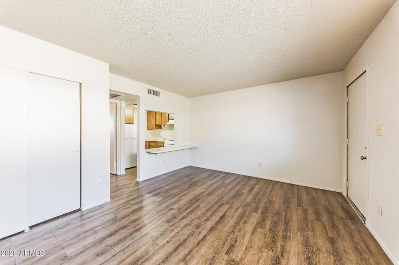 6-photo-Living-Room-9da06362-e254-4b6e-9