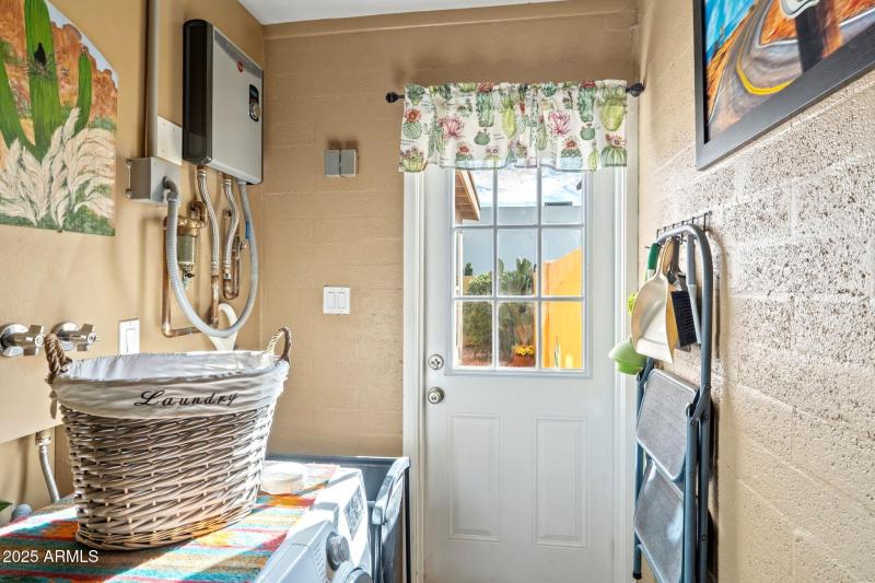 TANKLESS HOT WATER HEATER