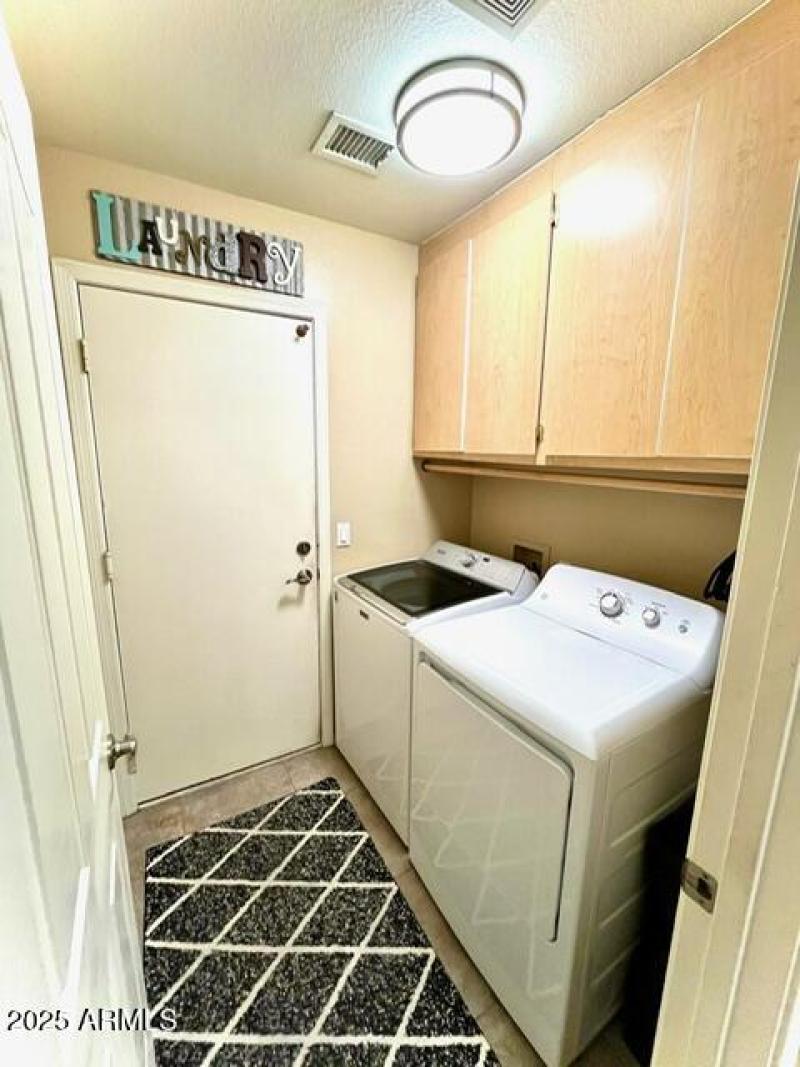 Indoor laundry wiht cabinets 17