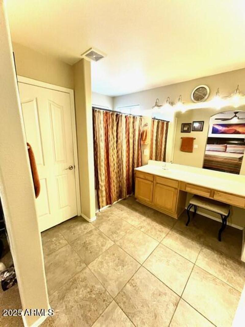 Large Master bath with oval tub 16