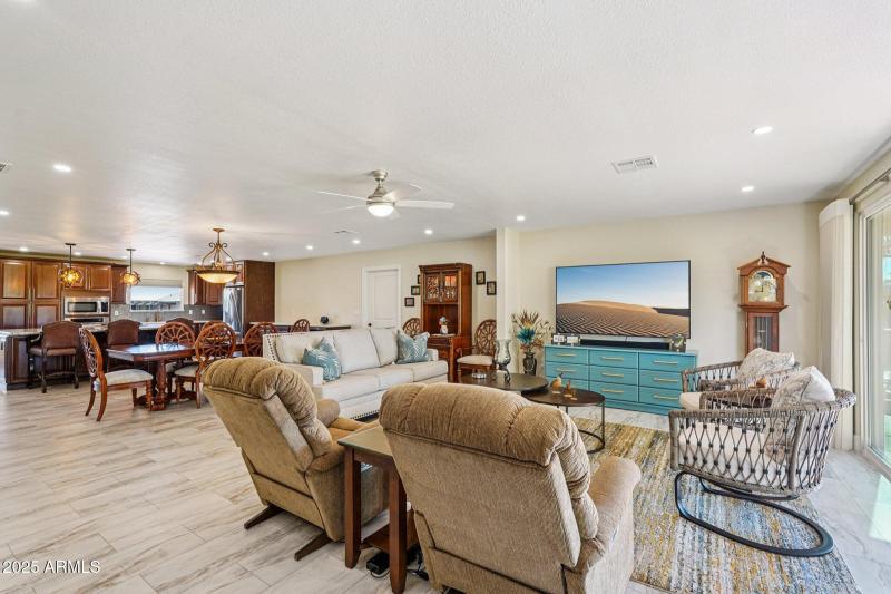 11-web-or-mls-N 109th Ave-S1511-011