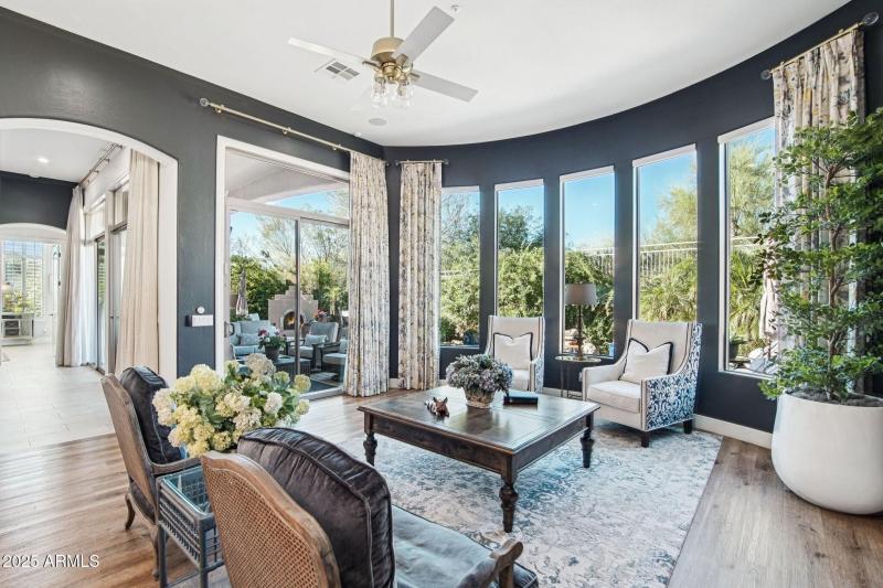 Curved Windows & Natural Light