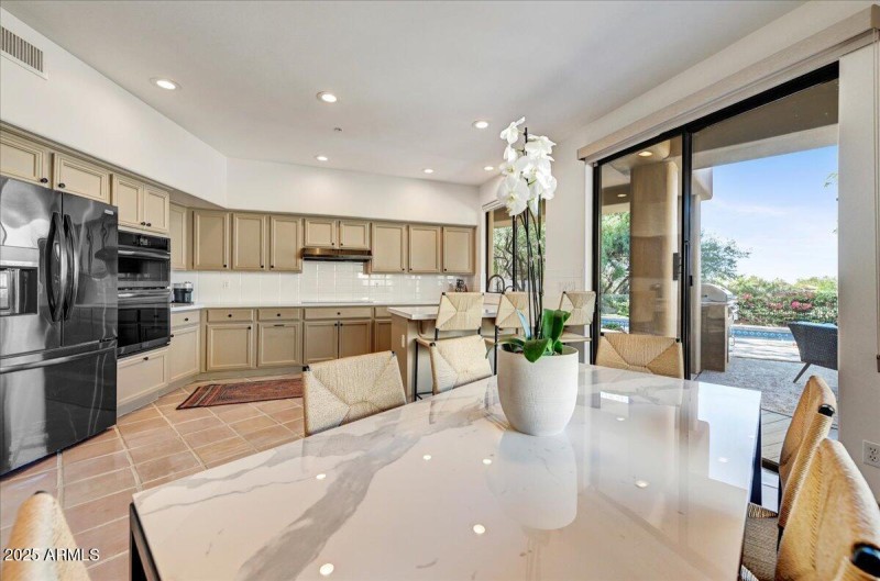 Casual Dining Detail