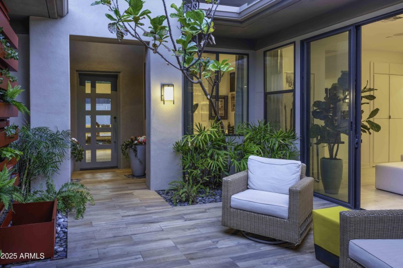 Welcome into the front Courtyard