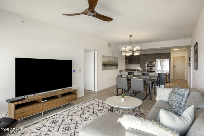 002_Main LivingFront Entry