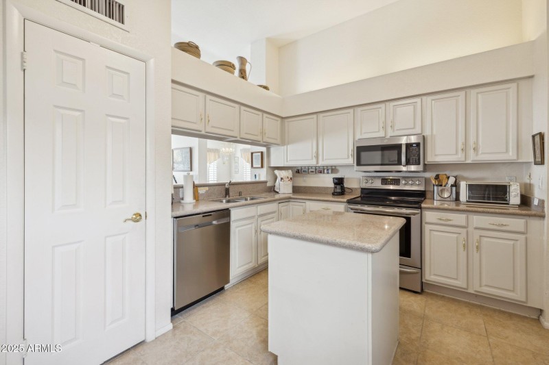 20-web-or-mls-9125-e-captain-dreyfus-ave