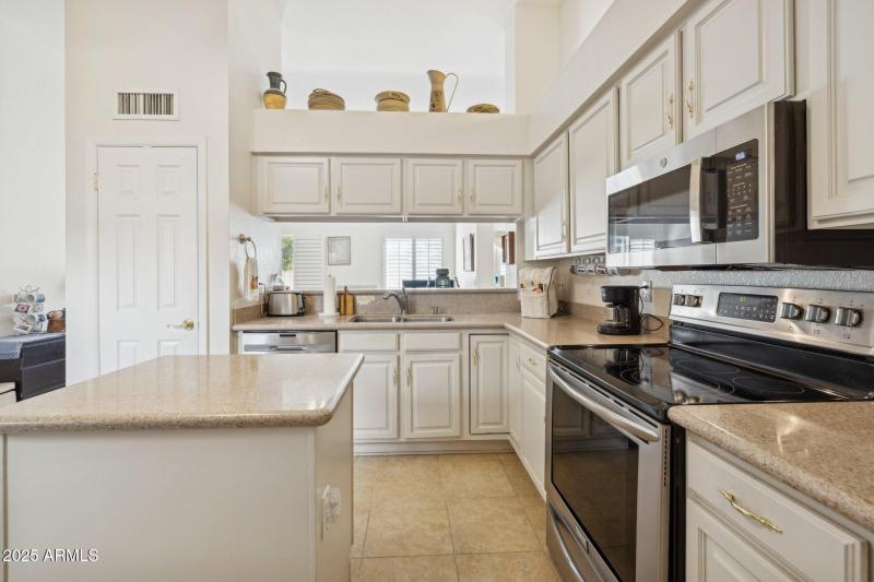 21-web-or-mls-9125-e-captain-dreyfus-ave