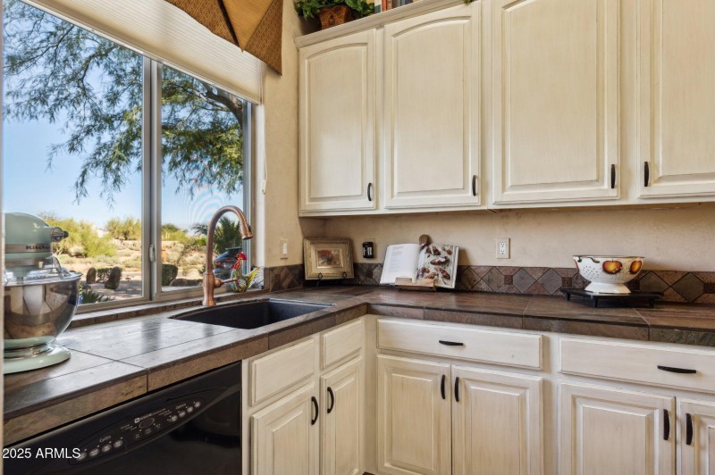 25-web-or-mls-16625-e-last-trail-dr