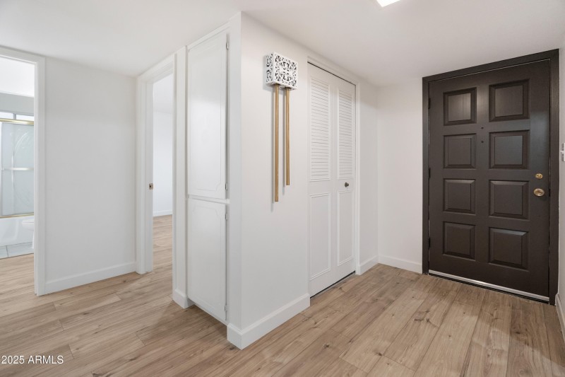 4218-W-Lawrence-Ln-22