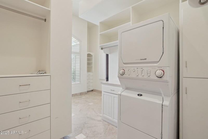 washer/dryer also in primary closet