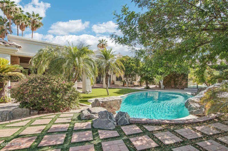 additional pool seating area