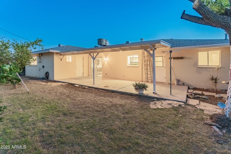 4218-W-Lawrence-Ln-41