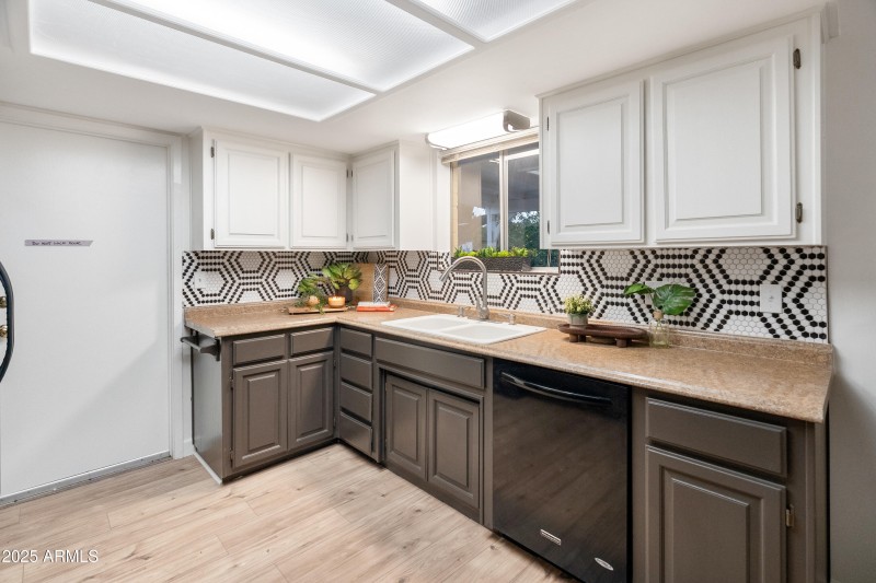 black-white-mosaic-backsplash
