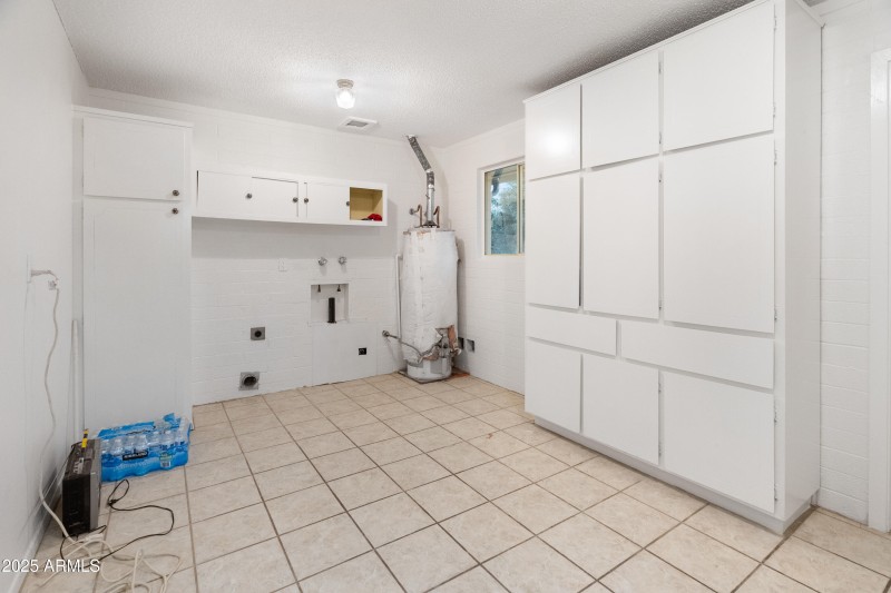 huge-laundry-utility-room