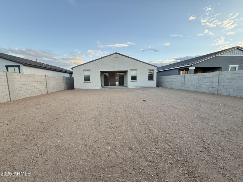 0016 - Exterior rear view