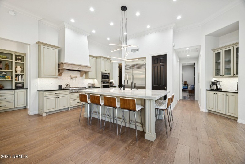 Large Island w/Breakfast Bar