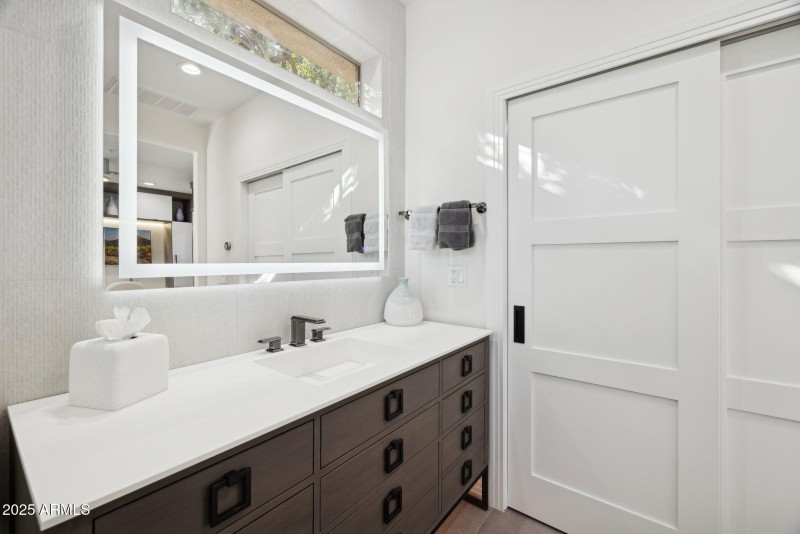 Casita Bath/Walk-in Closet