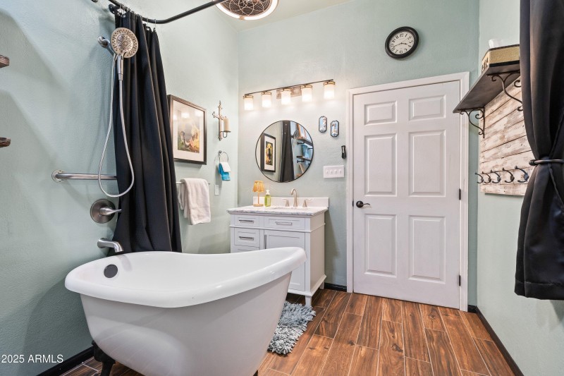 Primary Bathroom (4)