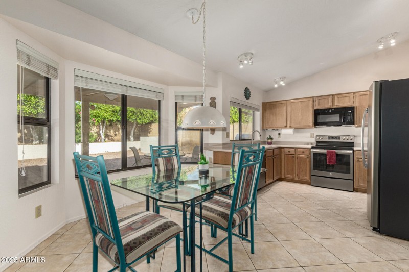 Dining light & bright!