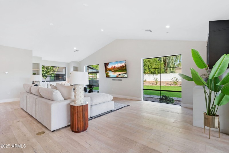 9-web-or-mls-3842-e-san-miguel-ave