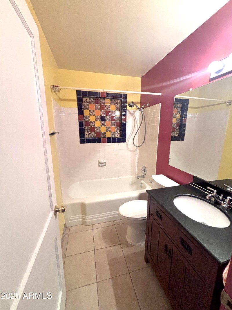 230 W 1st Ave Hall Bath