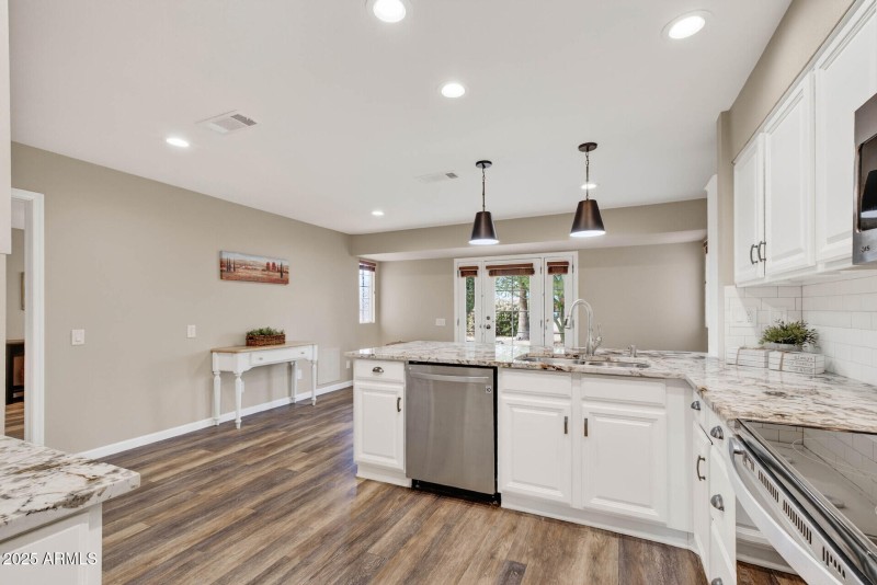 Updated Kitchen w/ Granite /Stainless