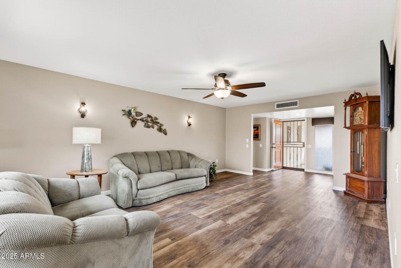 Living towards Foyer