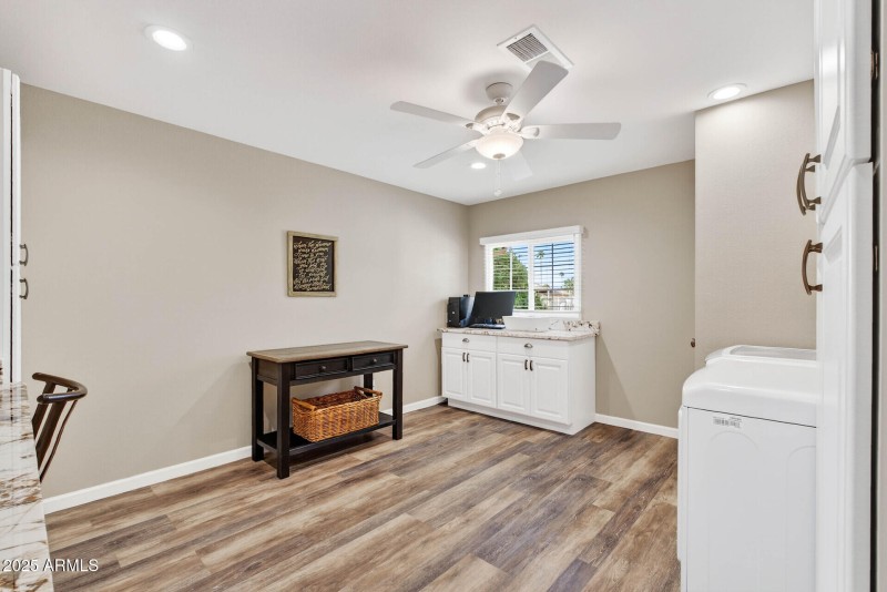 Bonus Office/Craft/Laundry w new cabs!