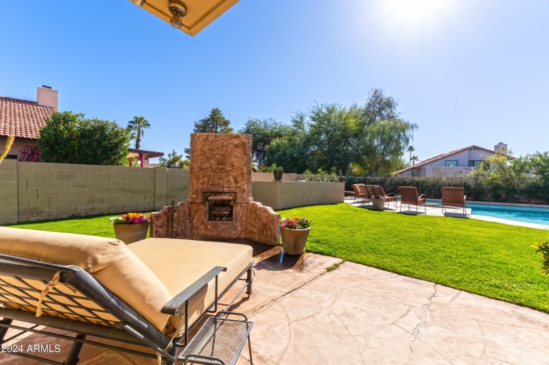 Voltaire Dr Exterior - 11