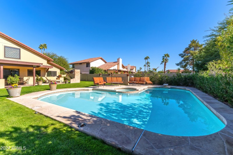 Voltaire Dr Exterior - 13