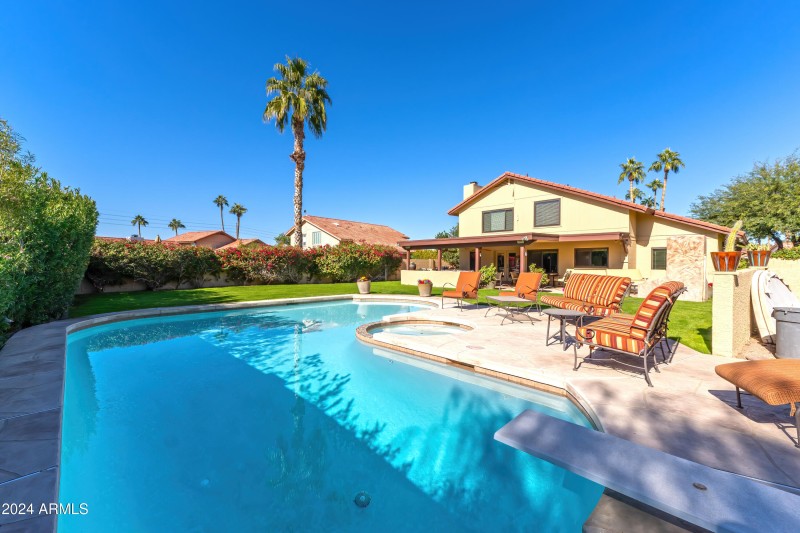 Voltaire Dr Exterior - 14