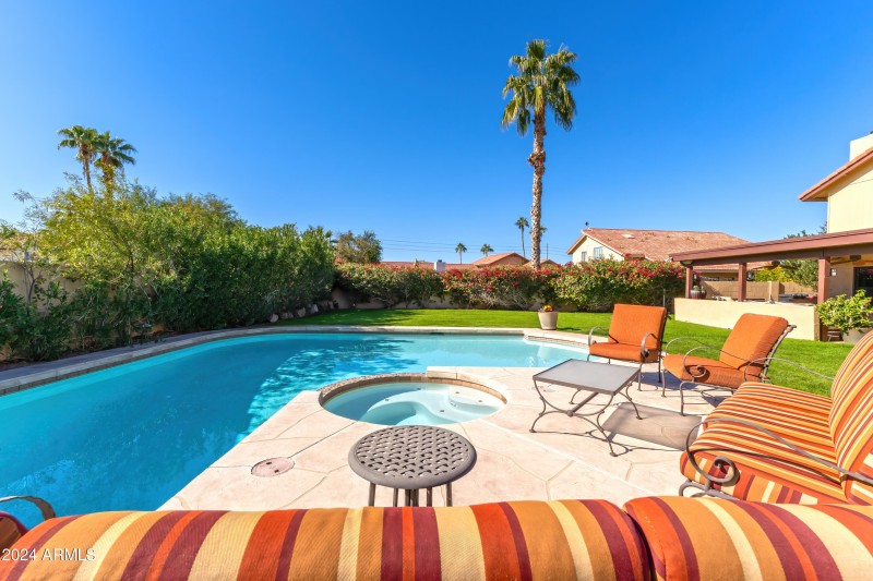 Voltaire Dr Exterior - 15