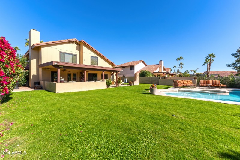 Voltaire Dr Exterior - 16