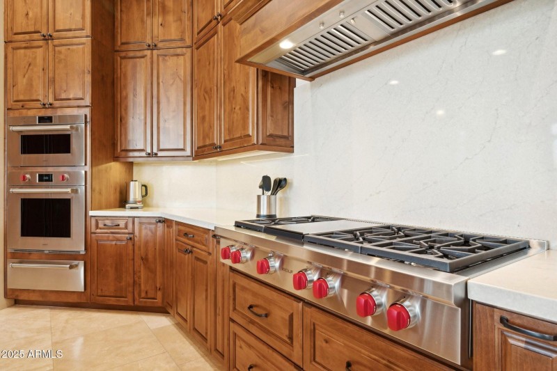 Those familiar red knobs, yes Wolf