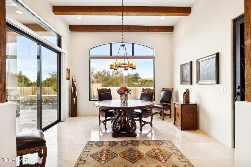 Formal dining rm/with beams