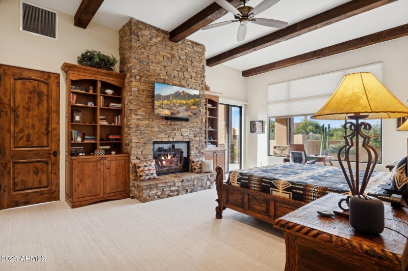 Primary suite w/fire place, TV etc