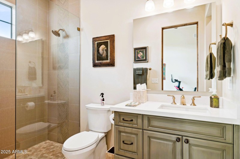 The ensuite bathroom w/ walk-in closet