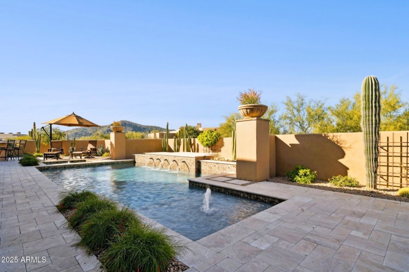 Heated pool & spa w/features