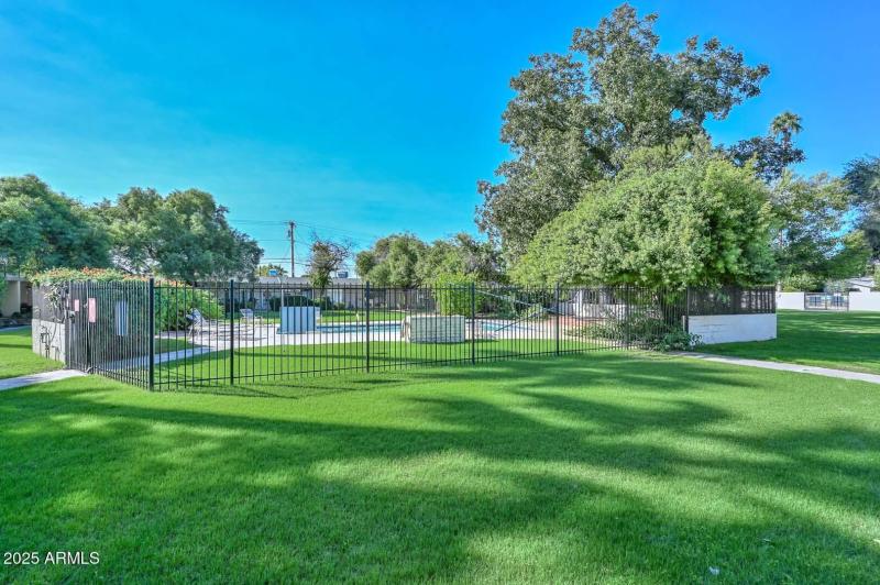 Community Coutyard-Pool