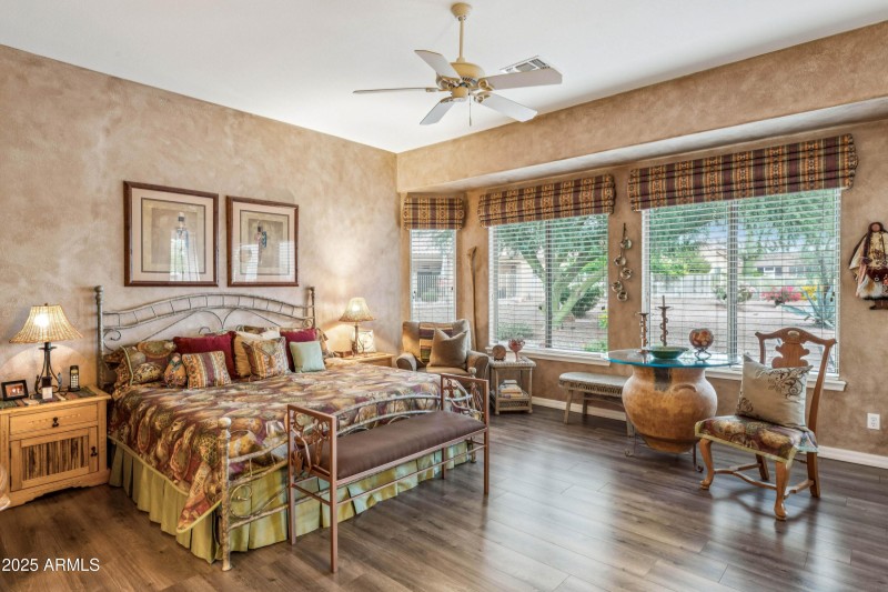 LARGE MASTER BEDROOM w/SITTING AREA