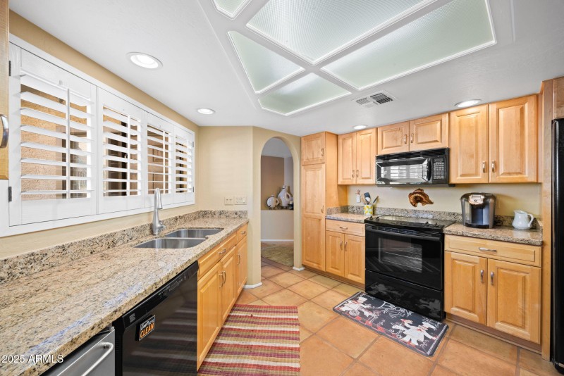 12-web-or-mls-11837-n-40th-pl