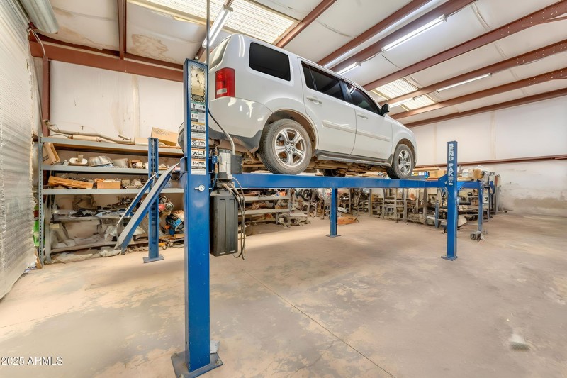 Garage with a 4.0 Lift