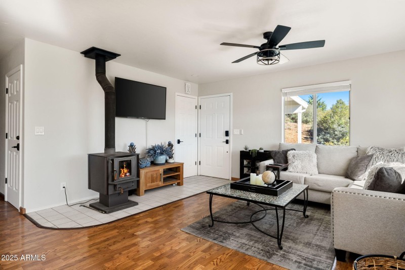 Living Room/Fireplace