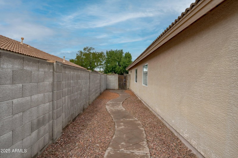 37-Side Yard with Gate
